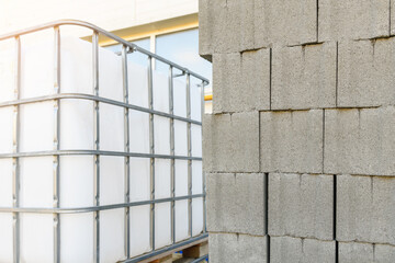 Building material on the outdoor market: IBC, Eurocube  and hollow cinder blocks