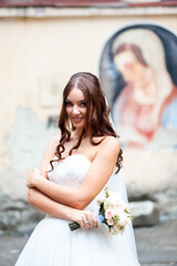 Naklejka premium Bride posing in the summer old city