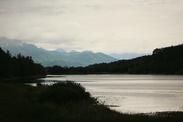 lac sous un ciel nuageux