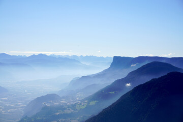 Fototapeta na wymiar Hiking trail in South Tyrol to Glaitner Hochjoch