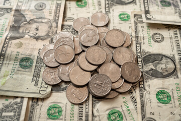 Dinero de los Estados Unidos de América, sobre los billetes hay muchas monedas.