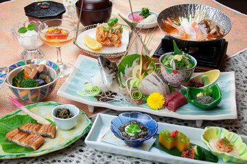 会席　和　料理 刺身　鮪　鯵　姿　造り　調理　煮付　懐石　盛り付け　和食　日本　雅　和紙　新鮮　鮮魚　お刺身