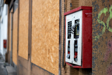 Fototapeta na wymiar Kaugummiautomat an einem alten, unbewohnten Haus