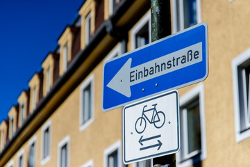 Einbahnstrasse vor Häuserreihe