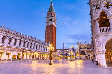 Naklejka premium St. Mark's Square in Venice at night, Italy
