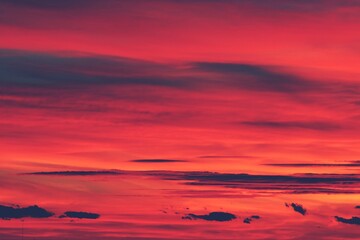 Nubes rojas al atardecer. Los últimos rayos del sol reflejados en el oeste desde Madrid.