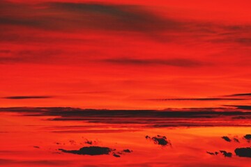 Nubes rojas al atardecer. Los últimos rayos del sol reflejados en el oeste desde Madrid.