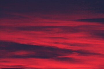 Nubes rojas al atardecer. Los últimos rayos del sol reflejados en el oeste desde Madrid.