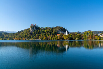 Obraz premium view of Lake Bled with the Bled Castle and village in autumn