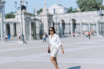 Naklejka premium woman walking on the street