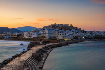Fototapeta na wymiar Vista panoramica sulla città di Chora alle prime luci del mattino, isola di Naxos GR