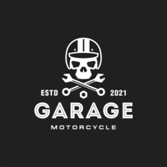 hipster classic garage logo, skull wearing helmet motorcycle club logo vector icon in black background. vintage retro style custom skeleton logo