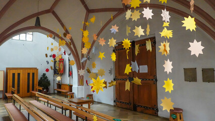 Papiersterne als Weihnachtsschmuck in der Kirche