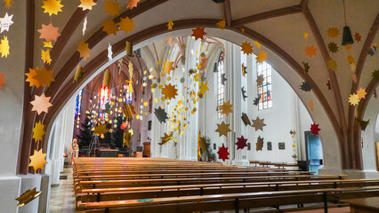 Papiersterne als Weihnachtsschmuck in der Kirche