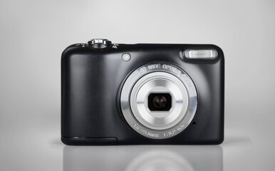 this is an analogue camera using a roll film system with an auto focus system