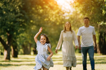 Naklejka premium Happy family walking in the park 