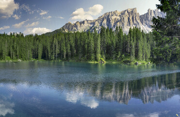 Riflesso delle Dolomiti nel lago di Carezza