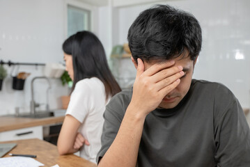 Fototapeta premium Asian couples have a relationship problem and get divorced.