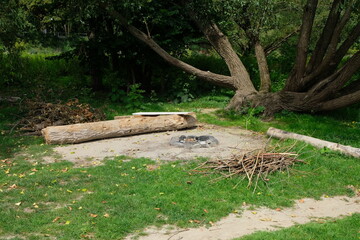 FU 2020-07-19 Rhein 271 Auf der Wiese vor dem Wald ist ein ausgebranntes Lagerfeuer