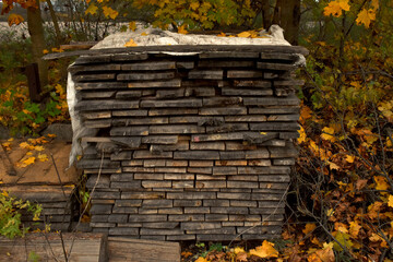 Deski ułożone pod drzewem.  © Klara