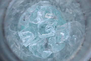 blaue kalte Eiswürfel im Glas Becher