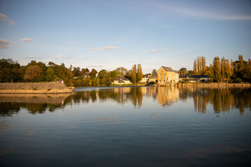 Barrage et reflet sur eau