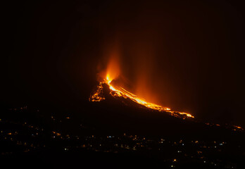 Momentos explosivos del volcán de Cumbre Vieja en la isla de La Palma.