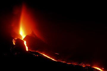 Momentos explosivos del volcán de Cumbre Vieja en la isla de La Palma, generando varias coladas...