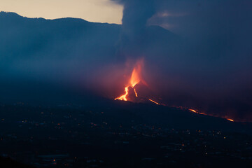 Momentos explosivos del volcán de Cumbre Vieja en la isla de La Palma, generando varias coladas que van arrasando todo a su paso.