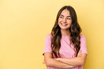 Obraz premium Young caucasian woman isolated on yellow background smiling confident with crossed arms.
