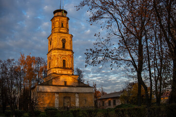 Obraz premium Autumn landscape in the old town. Street in the historic center of Rostov. The old bell tower.