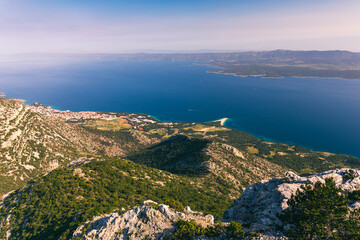 Uitzicht op bergen en zee vanaf Vidova Gora op het eiland Brac. Uitzicht vanaf de berg Vidova Gora op het eiland Brac in Kroatië met de beroemde bezienswaardigheid Zlatni Rat in de buurt van de stad Bol en de blauwe zee.