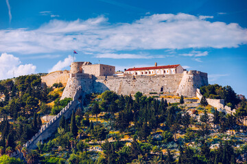 The Fortica fortress (Spanish Fort or Spanjola Fortres) on the Hvar island in Croatia. Ancient fortress on Hvar island over town (citadel), popular touristic attraction of Adriatic coast, Croatia. - obrazy, fototapety, plakaty