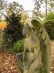 knieender Engel im Herbstlaub