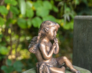 schöner kleiner Bronzeengel 