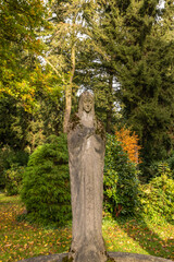 schöne Marienstatue mit etwas Moss bedeckt