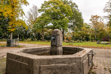schöner alter Brunnen auf einem Friedhof