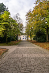 sehr weiter Weg zu der Friedhofskapelle in Krefeld