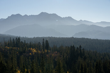 Polana Głodówka w jesień z widokiem na tatry