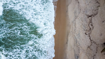Fototapeta na wymiar Praia do paiva com ondas. Vista de drone