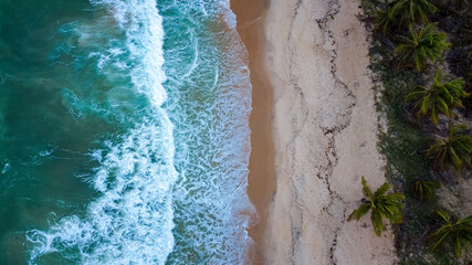 Praia do paiva com ondas. Vista de drone
