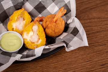 Breaded shrimp dumpling with cream cheese