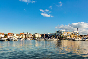 Obraz premium Boote und kleine Yachten im Hafen von Waren an der Müritz, Mecklenburg-Vorpommern