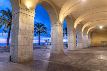 La promenade des anglais et la baie des anges à Nice sur la Côte d'Azur en pose longue à l'heure...