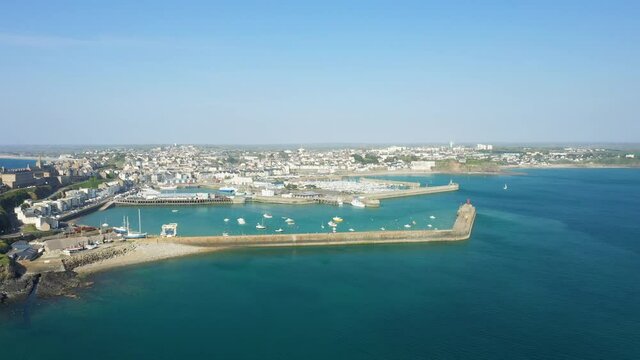 La ville normande de Granville en Europe, en France, en Normandie, dans la Manche, au printemps, lors d'une journ&eacute;e ensoleill&eacute;e.