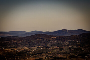 Hélices de geração de energia eólica nas montanhas