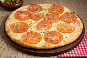 pizza napolitana con rodajas de tomate