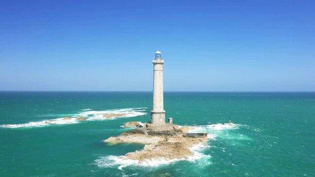 L'imposant Phare du Cap de la Hague en Europe, en France, en Normandie, dans la Manche, au printemps, lors d'une journ&eacute;e ensoleill&eacute;e.
