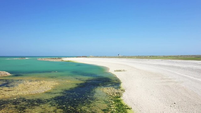 La plage de galets blanc du Phare du Cap de la Hague en Europe, en France, en Normandie, dans la Manche, au printemps, lors d'une journ&eacute;e ensoleill&eacute;e.