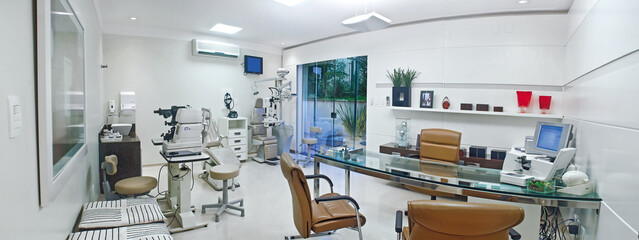 Clinica Oftamologista com cadeira mesa de vidro e equipamentos